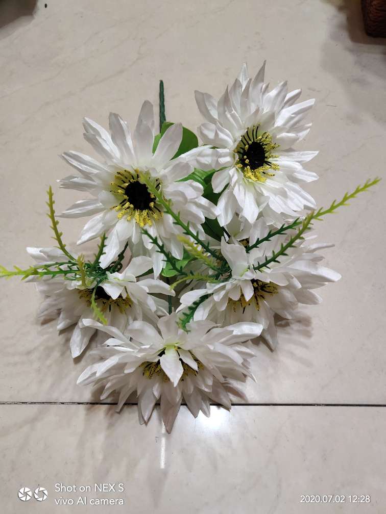Factory direct sales with favorable prices. High-quality artificial flowers of high, medium and low grades, Qingming flowers, hand-held bouquets and various other festival bouquets. Customized colors available. 6 shiny pointed chrysanthemums. Welcome new and old customers to visit details Picture