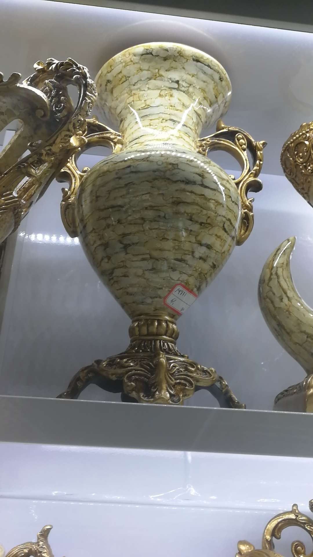 Resin vase thumbnail