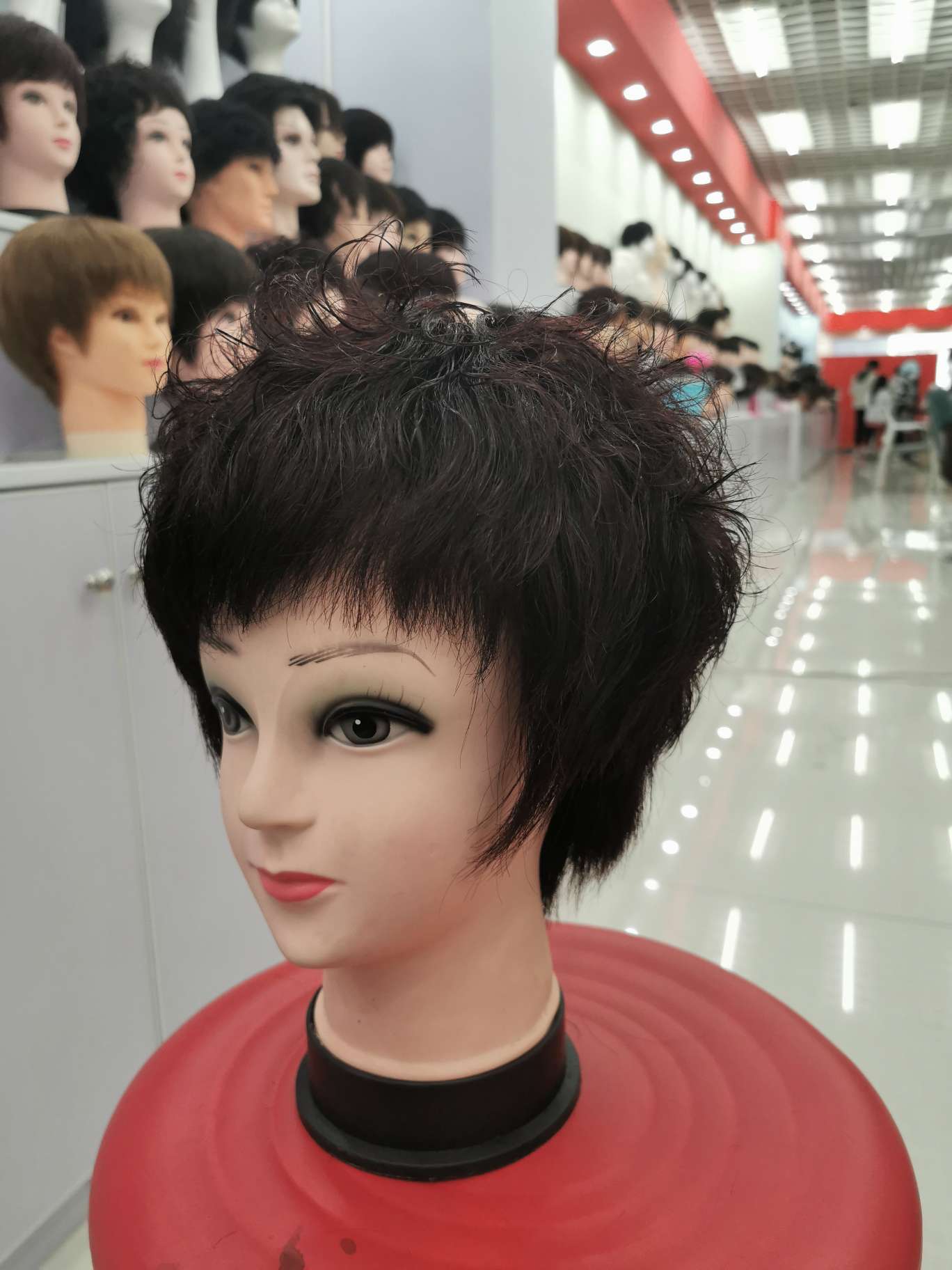 This hand-woven real human hair cover is light, breathable and not stuffy. It is suitable for all seasons. Made from 100% real human hair, it has an excellent fluffy effect. Specification image