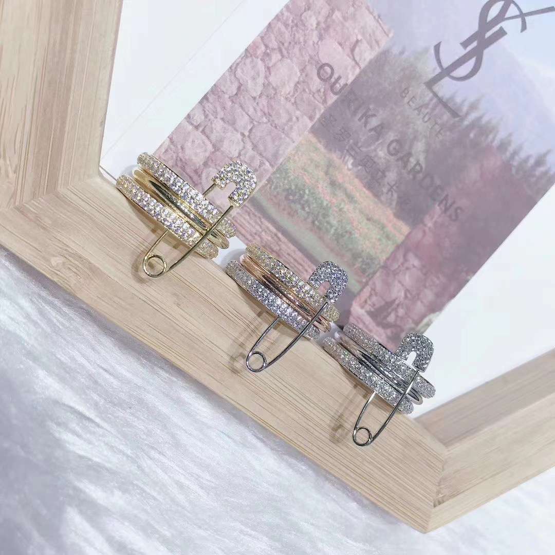 The latest design of a simple, fashionable and individual Japanese and Korean style, slimming, anti-allergy, electroplated real gold color retention, versatile pin, detachable three-piece ring set Application Scenario