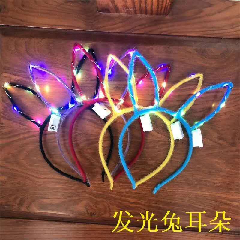 At the night market, there are 10 illuminated cat ear headbands, deer headbands, and 14 popular rabbit ear headbands. They are also props for cheering at concerts