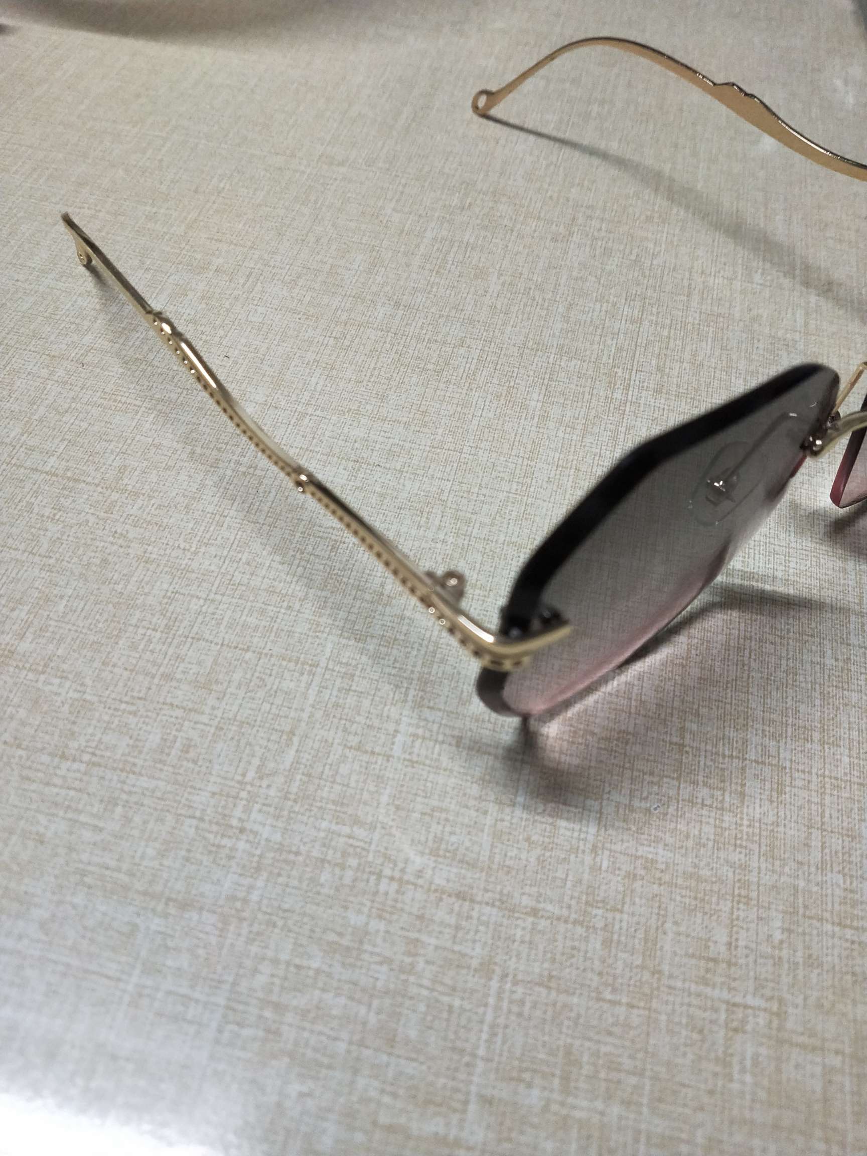 أما نظارات الحبر الخاصة بنظارات التميمات الذاتية عند البحر فتدفع لها تكلفة خاصة Item Picture