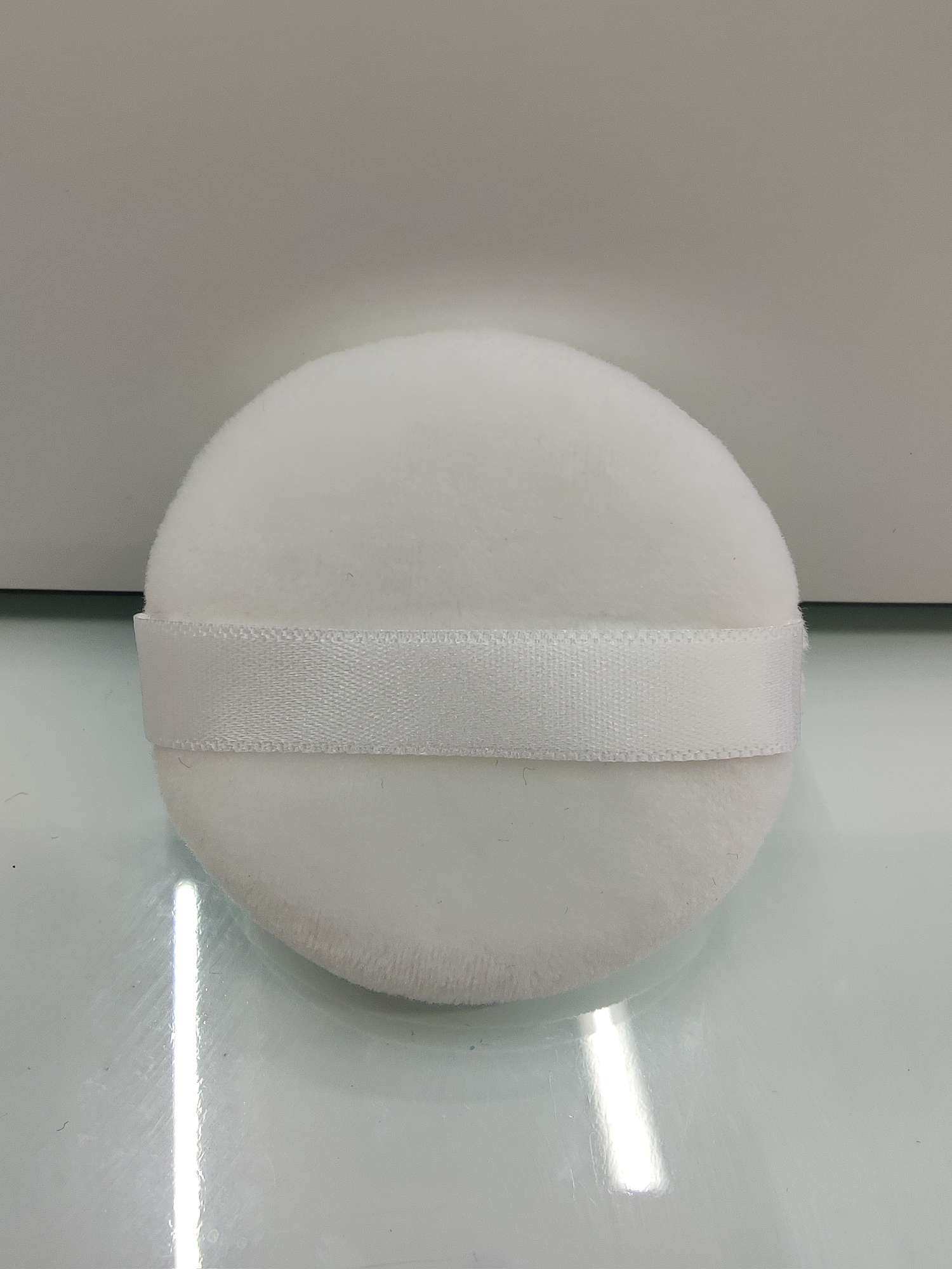 Super soft ribbon powder puff 5.5 diameter to sample custom price with logo not printed words 1000 moq printed words 10000 MOQ