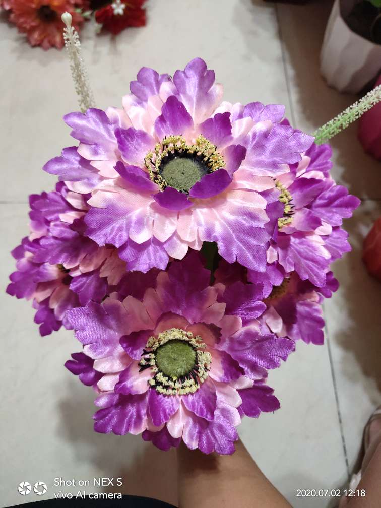 Factory direct sales with favorable prices. High-quality artificial flowers of high, medium and low grades, Qingming flower bouquets, hand-held bouquets and various other festival bouquets, 7 heads of glittering flowers Specification image