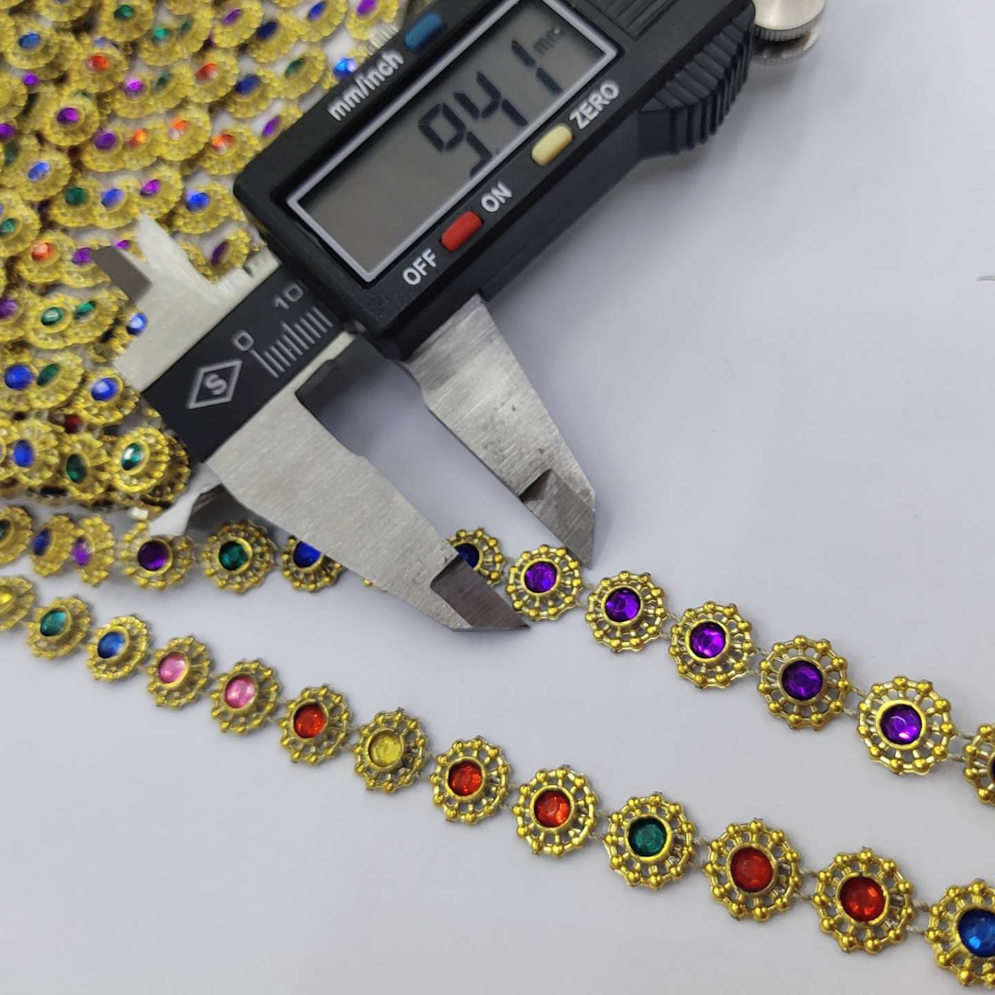 Factory direct sales of home textile products, stage shoes, clothing accessories, silver and multicolored diamond threads, diamond rows and diamonds Item Picture