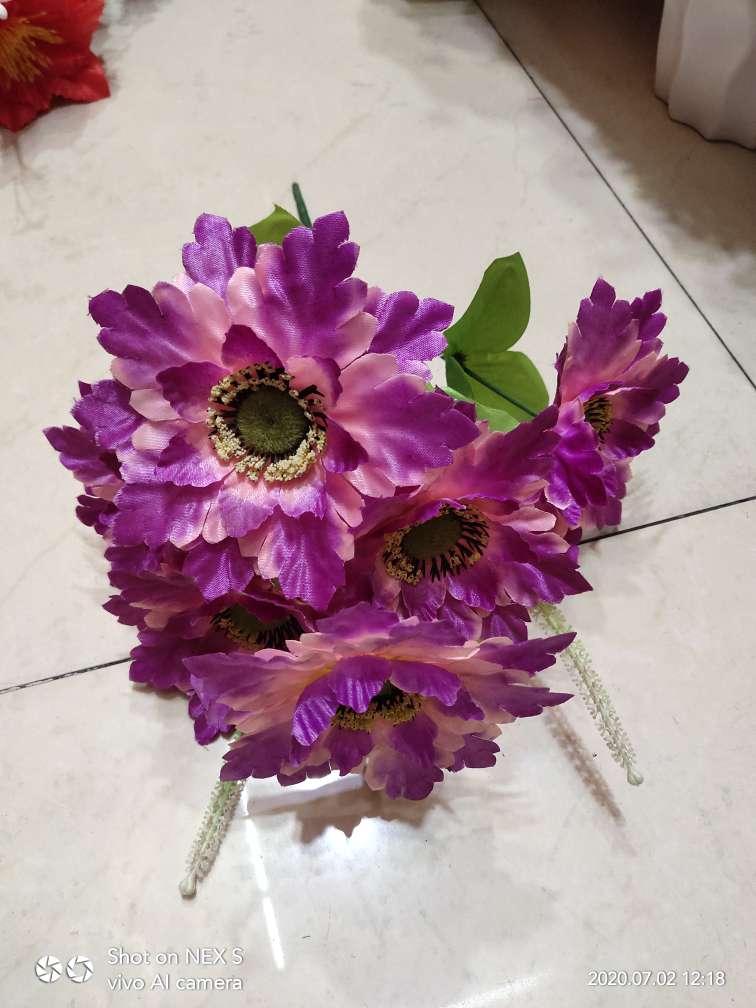 Factory direct sales with favorable prices. High-quality artificial flowers of high, medium and low grades, Qingming flower bouquets, hand-held bouquets and various other festival bouquets, 7 heads of glittering flowers details Picture