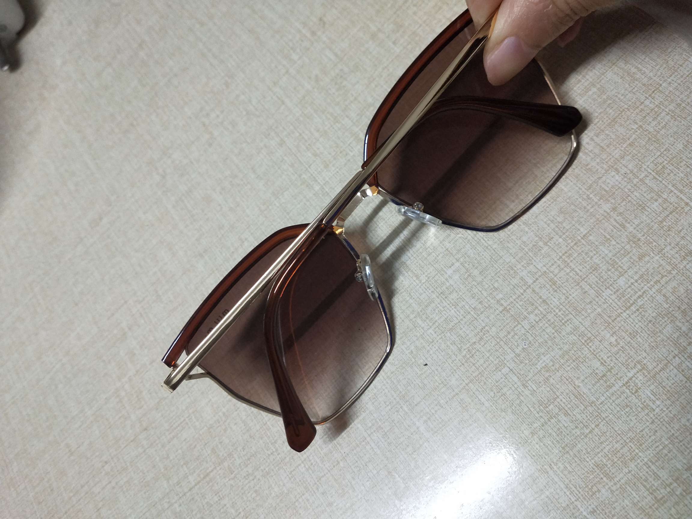 تطلب الموجة الأولى من النظارات الشمسية الناجحة Item Picture