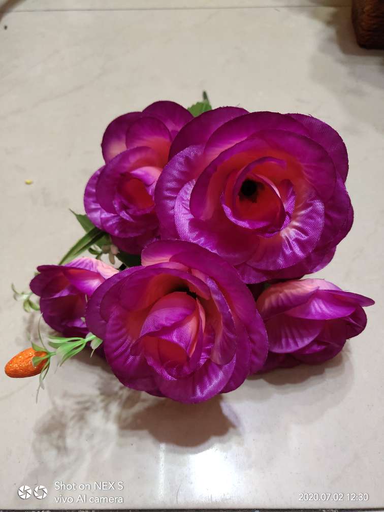 Factory direct sales with favorable prices. High-quality artificial flowers of high, medium and low grades, Qingming flowers, hand-held bouquets and various other festival bouquets are available. Customized colors are available. 7-head glittering roses. Welcome new and old customers to visit details Picture
