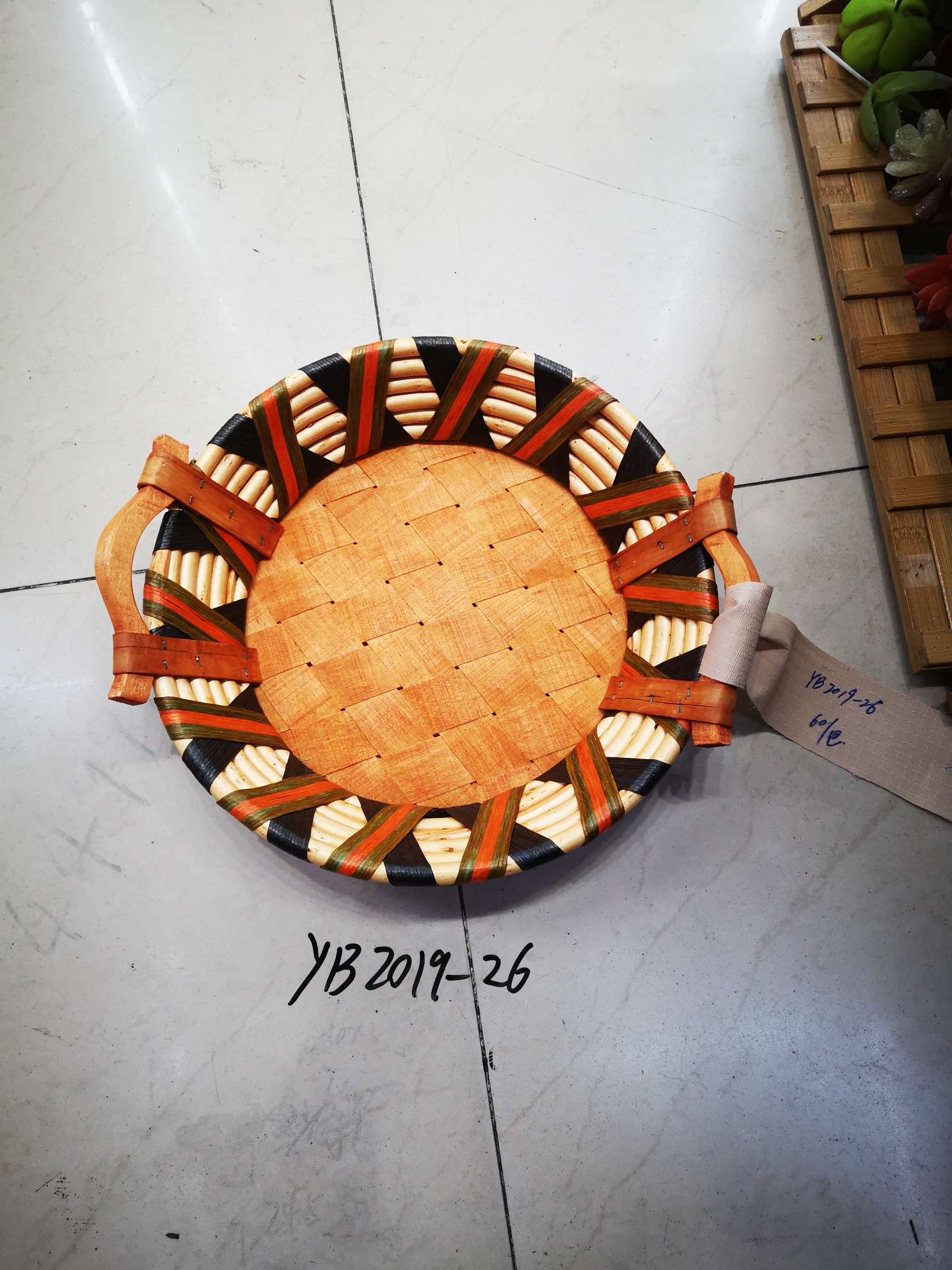 Плетеные изделия, корзины с фруктами