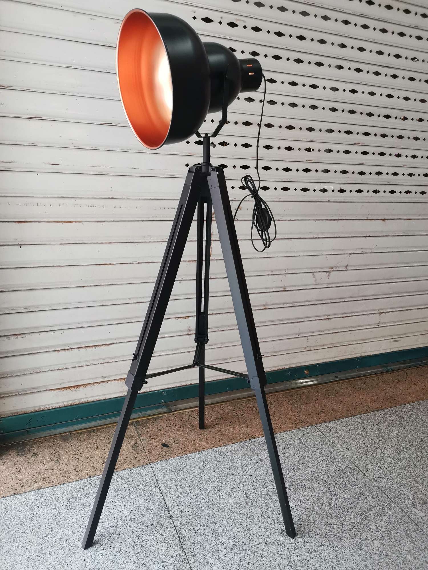 Horn Floor Lamp Metal Three-Stand Floor Lamp Iron Floor Lamp Loft Floor Lamp Interior Decorative Light Solid Wood Floor Lamp details Picture