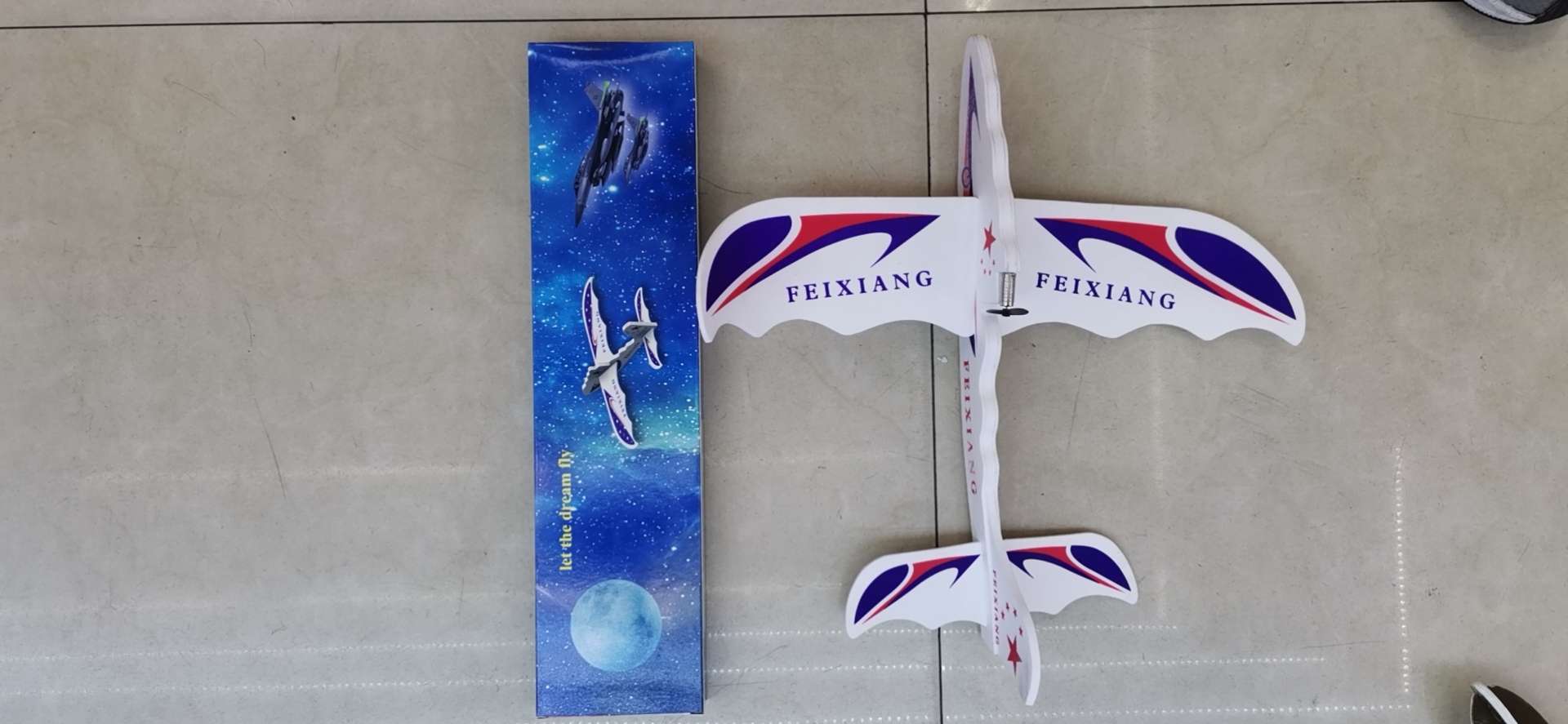 手抛电动滑翔泡沫飞机 带灯飞翔图