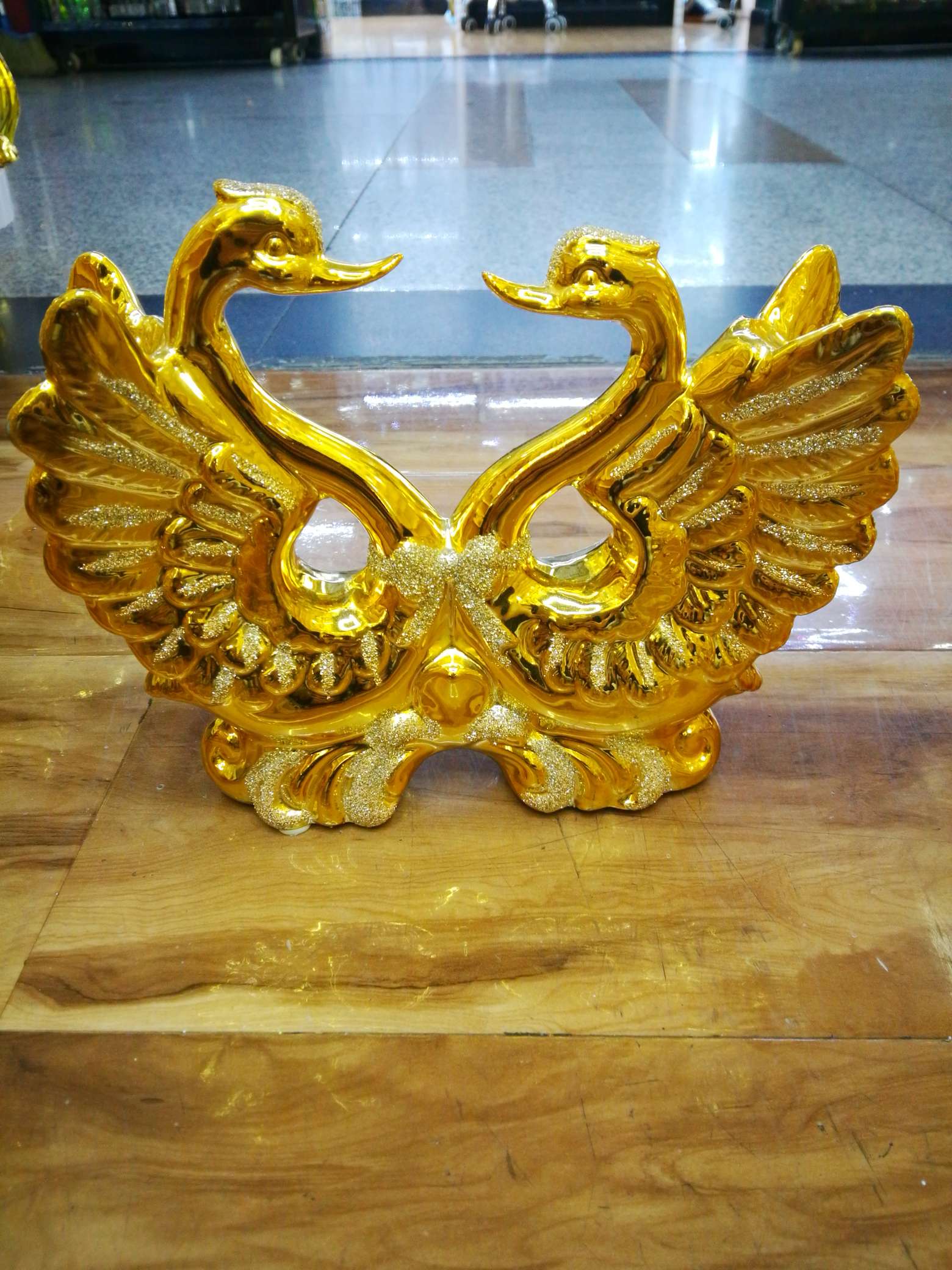 Ceramic swan thumbnail