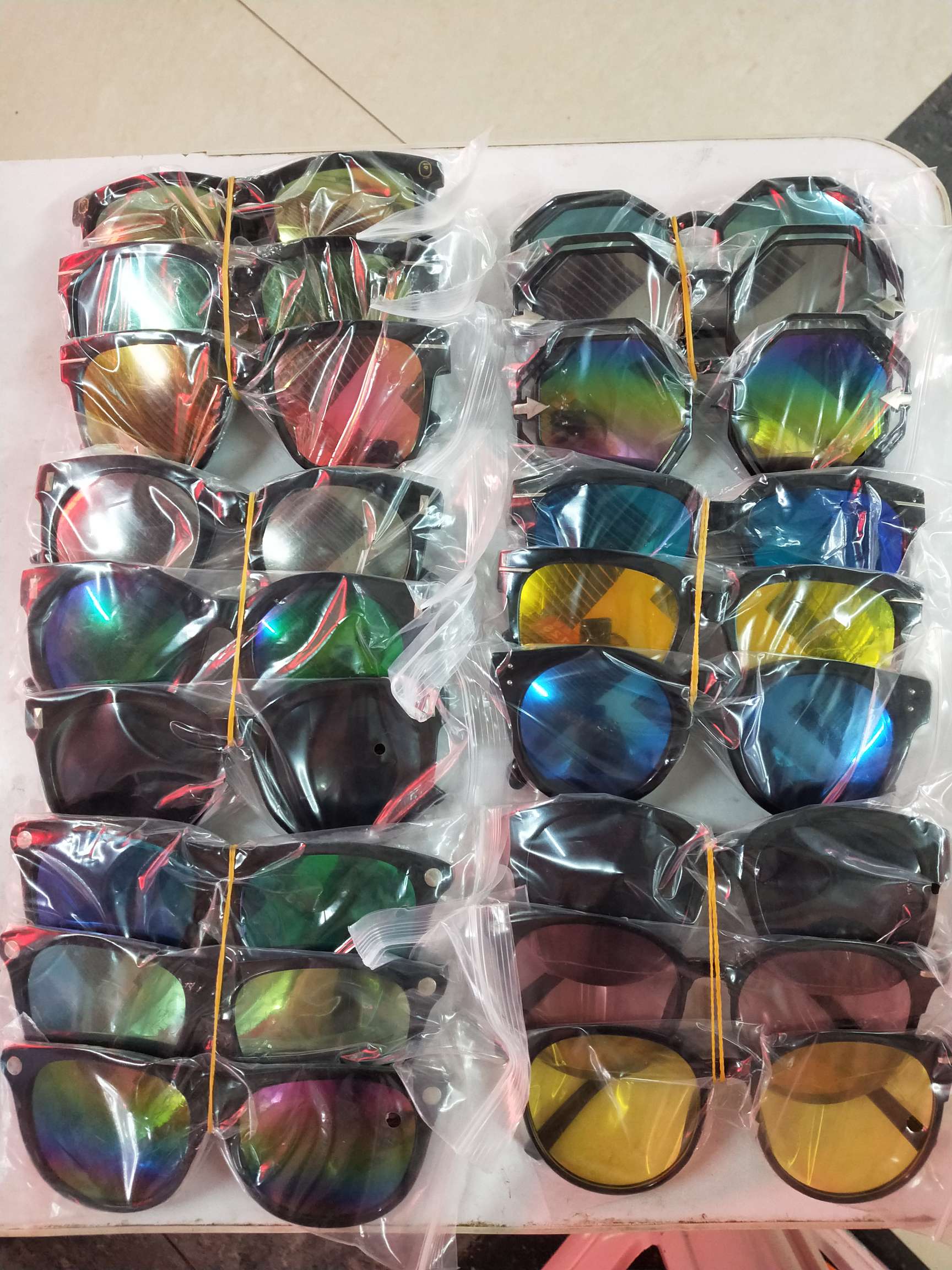 Plastic large frame sunglasses Sunglasses Dazzling lenses Grey lenses Mix and match Colour lenses Monochrome lenses mix and match styles Mix and match street stalls Economy preferred glasses mix and batch styles many