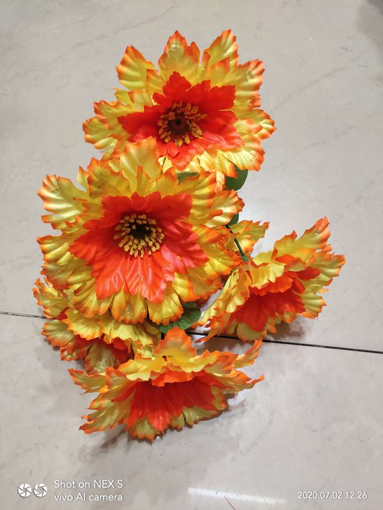Factory direct sales with favorable prices. High-quality artificial flowers of high, medium and low grades, Qingming flowers, hand-held bouquets and various other festival bouquets. Customized colors available. 6-head glittering flowers. Welcome new and old customers to visit