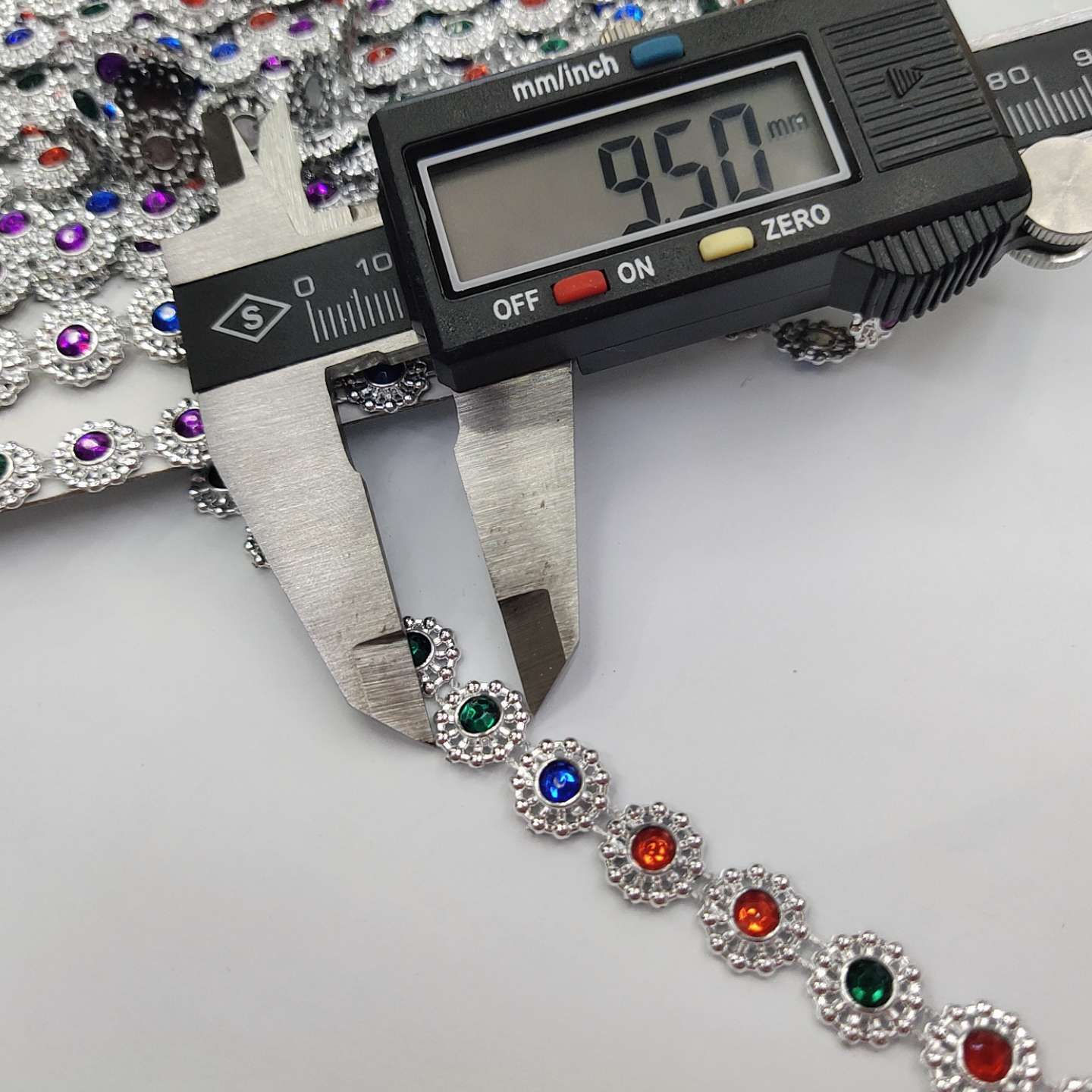 Factory direct sales of home textile products, stage shoes, clothing accessories, silver and multicolored diamond threads, diamond rows and diamonds Specification image