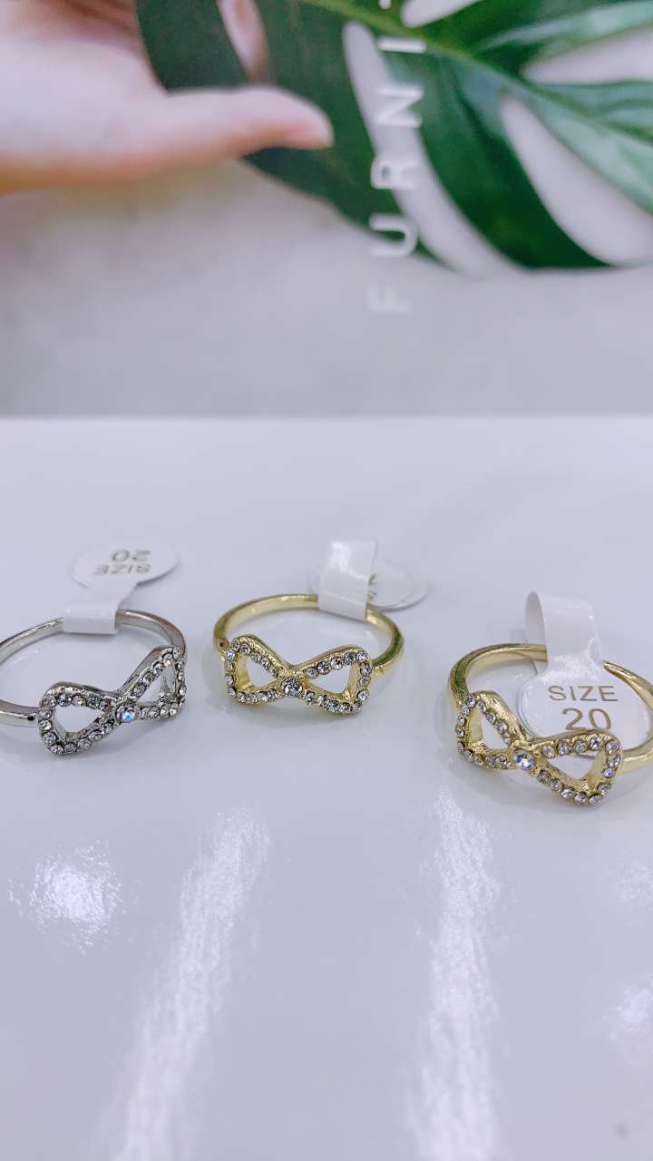 Figure 8 rhinestone ring, size 16----20, gold, white K