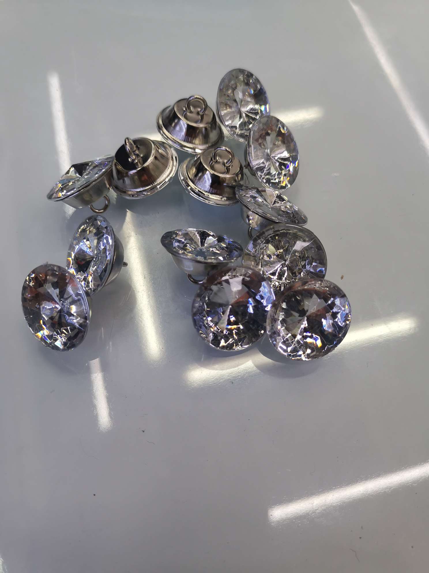 卫星扣20mm，亚克力+铁帽，可用沙发背景墙。规格有30 mm25mm20mm