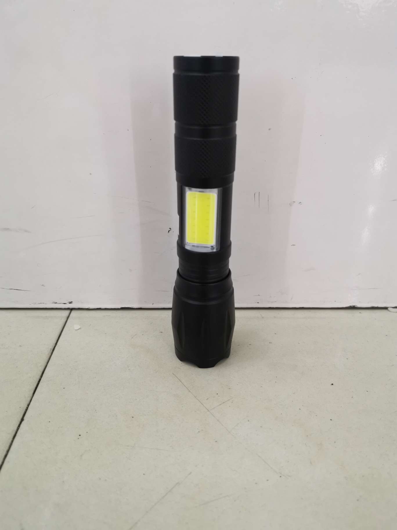 2020新款USB充电带充电宝功能COB侧灯可调焦手电产品图