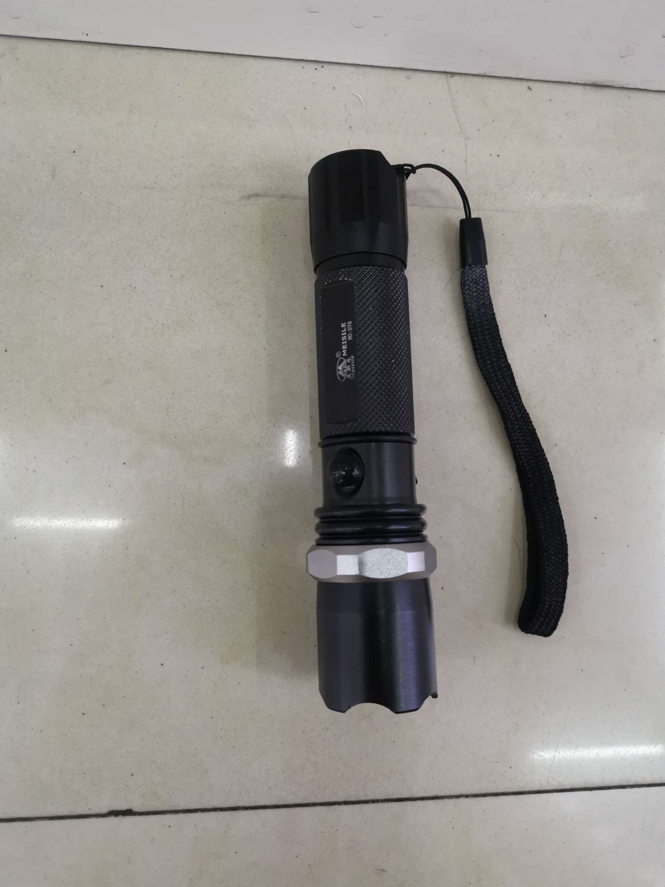 美斯乐强光手电076调焦距充电便携经典款手电产品图