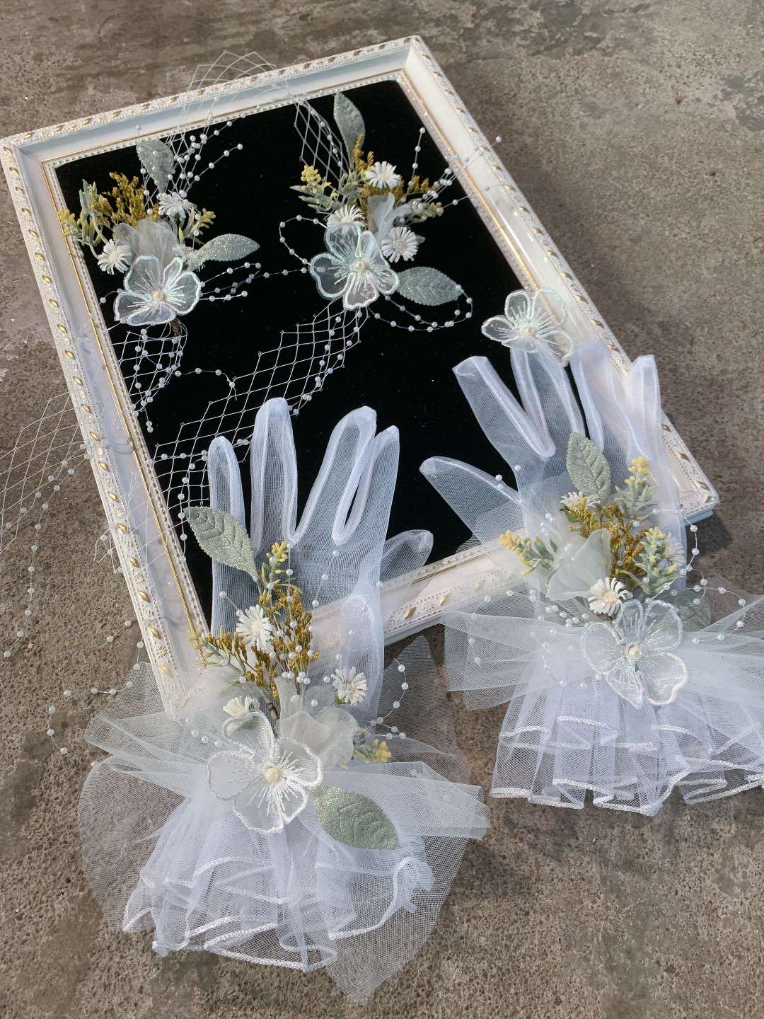 Fascinator gloves are green thumbnail