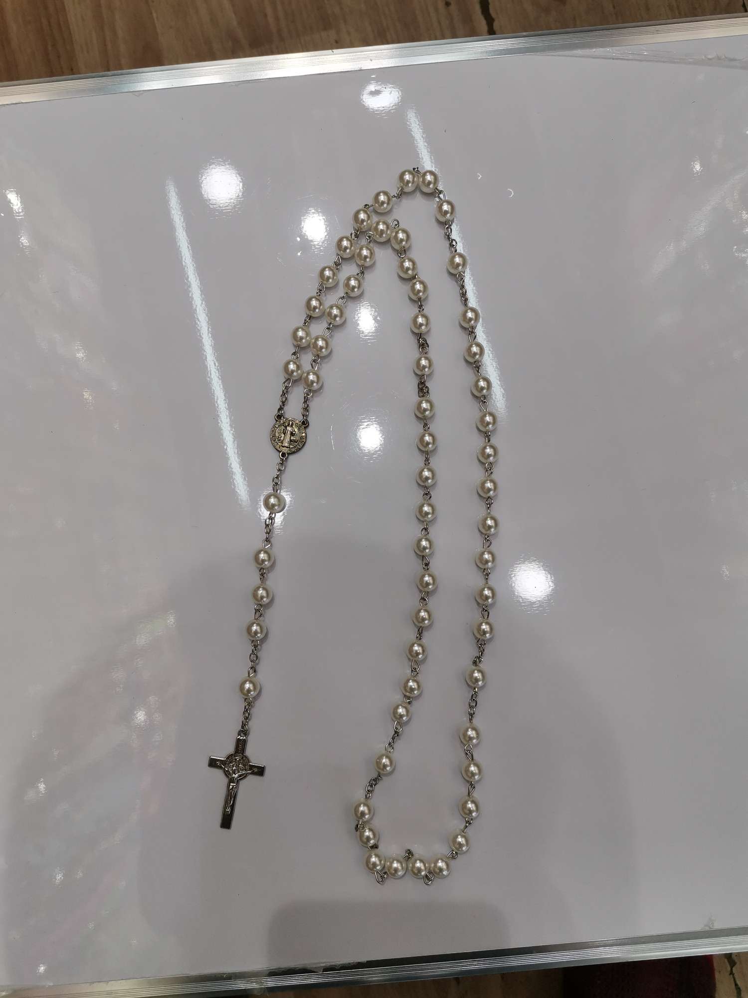 Perlas de plástico nueve caracteres pin collar