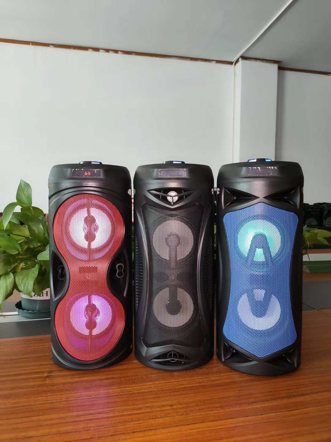 Cylindrical large speaker Item Picture