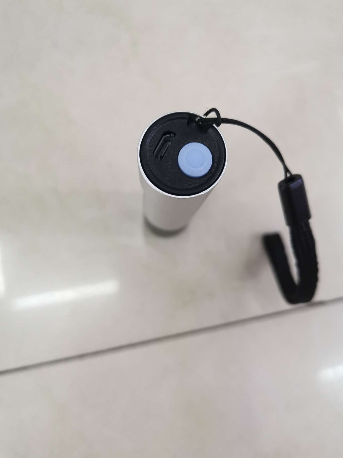 2020 New portable high-intensity flashlight with focusing and USB charging details Picture