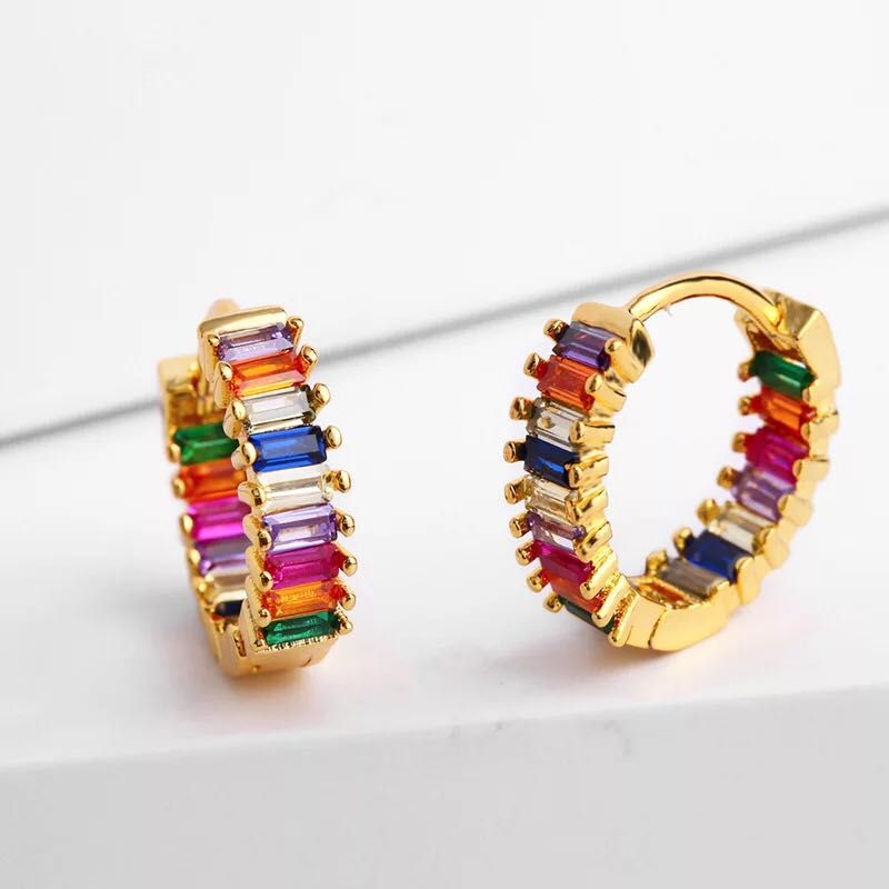 Fashionable and trendy diamond-encrusted ring with colorful rhinestones
