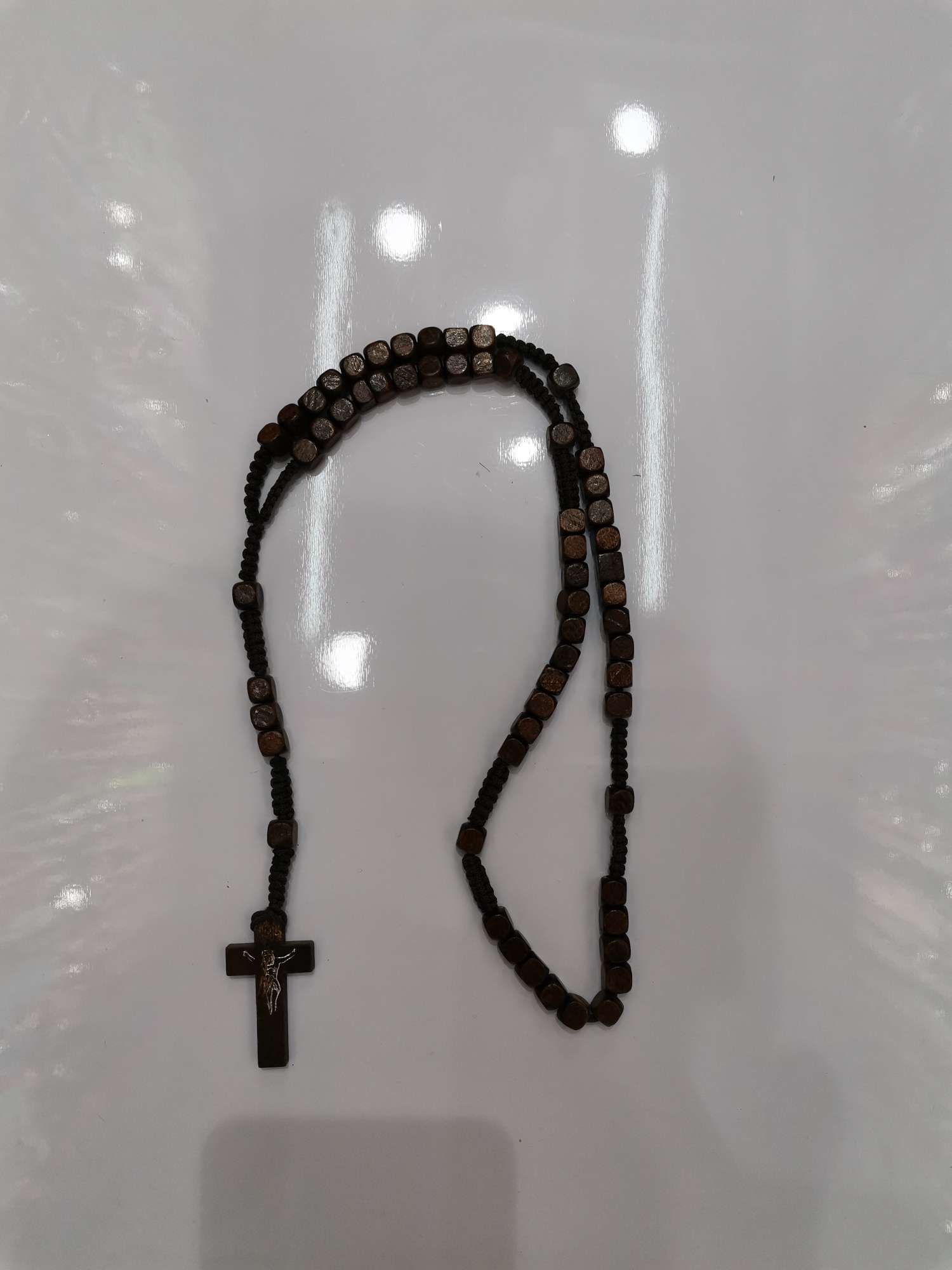 Collar cruz con cuentas de madera cuadrada