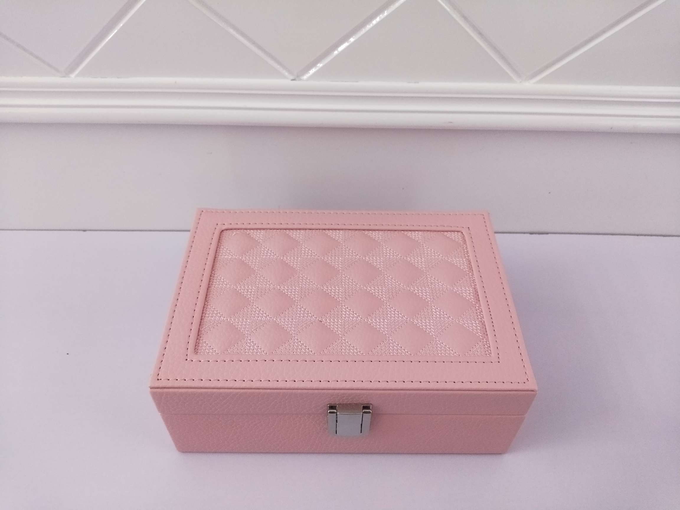 Jinqi Portable single-layer jewelry box, Ring, necklace, leather storage box, multi-functional jewelry box, new A-228-A Application Scenario