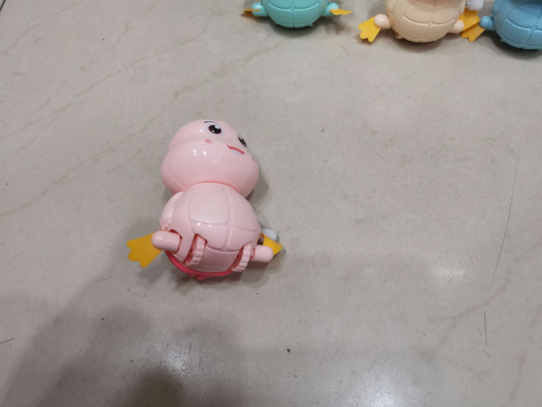 上链子可以在走路，也可以放水里面玩的玩具白底实物图