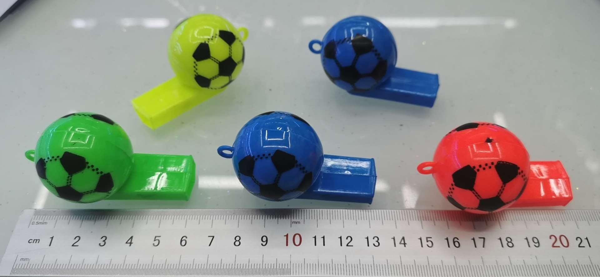 印花足球，笑脸哨子，颜色混装可以挂卡