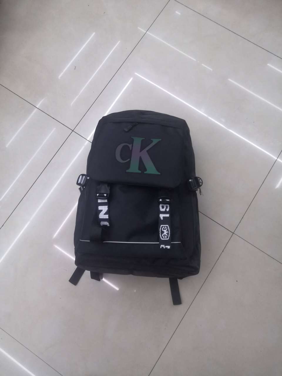 厂家直销，后面有拉链加层牢固