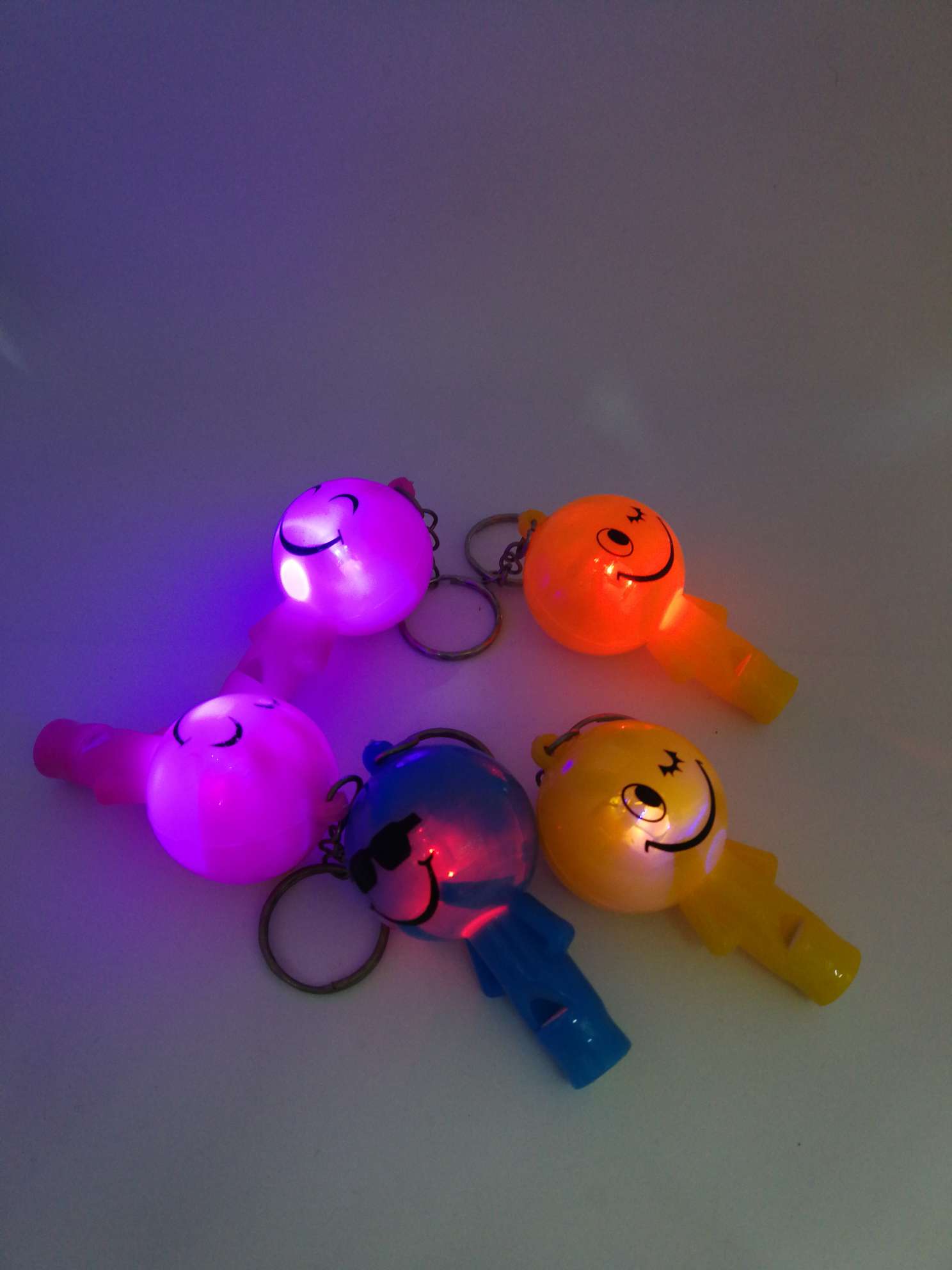 Glowing toys, flashing smiling faces, whistles, hot sales at street stalls, factory direct sales, keychains, lights, small gifts, tall electronic toys. 1 Application Scenario