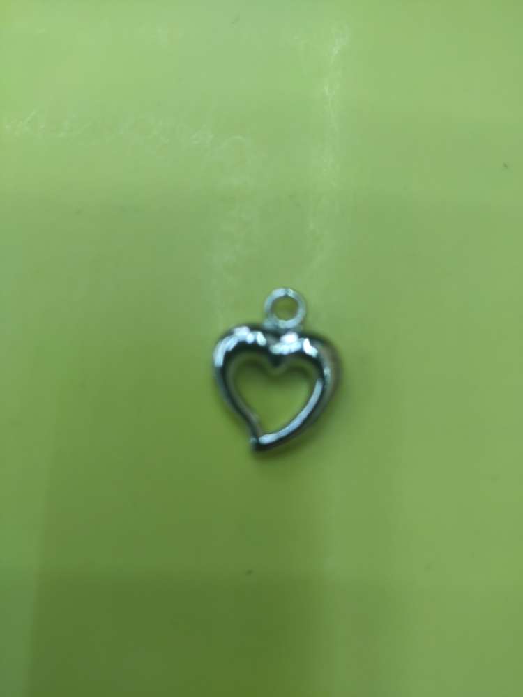 H224 Heart, Approx. 19 Mm Long, 15 Mm Wide, Aperture 2 Mm Plated White K