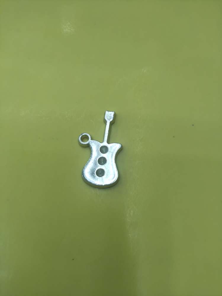 H899, approximately 31MM in length, 17MM in width, and 2MM in thickness. Hole diameter: 2MM, electroplated white k