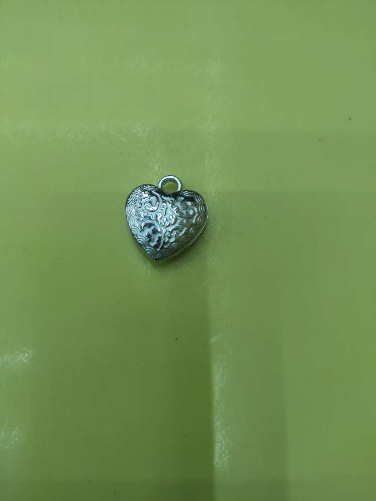 H233 Heart, Approx. 20 Mm Long, 18 Mm Wide, Aperture 3 Mm Plated White K