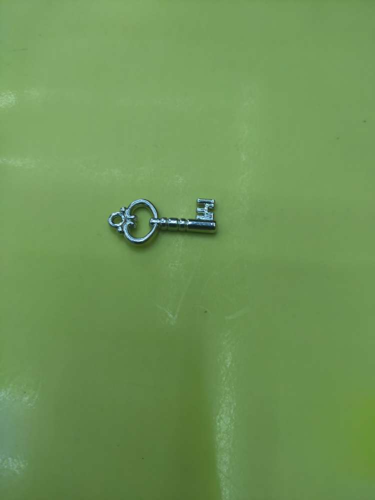 The H558 key is approximately 26mm in length, 12.5mm in width, and has a hole diameter of 2MM Specification image
