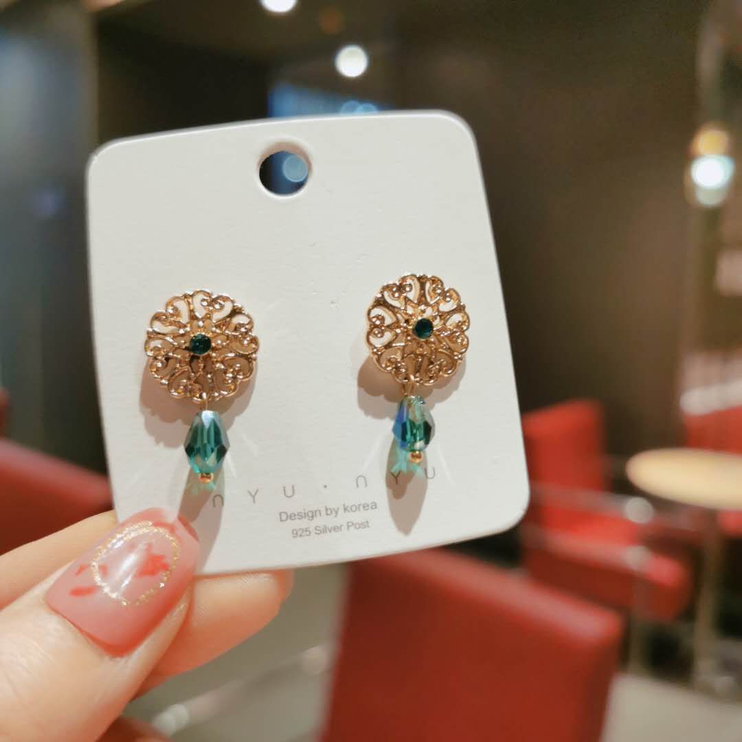 High sense of small fresh green earrings female 2020 new fashion web celebrity Korean versatile flower earrings thumbnail