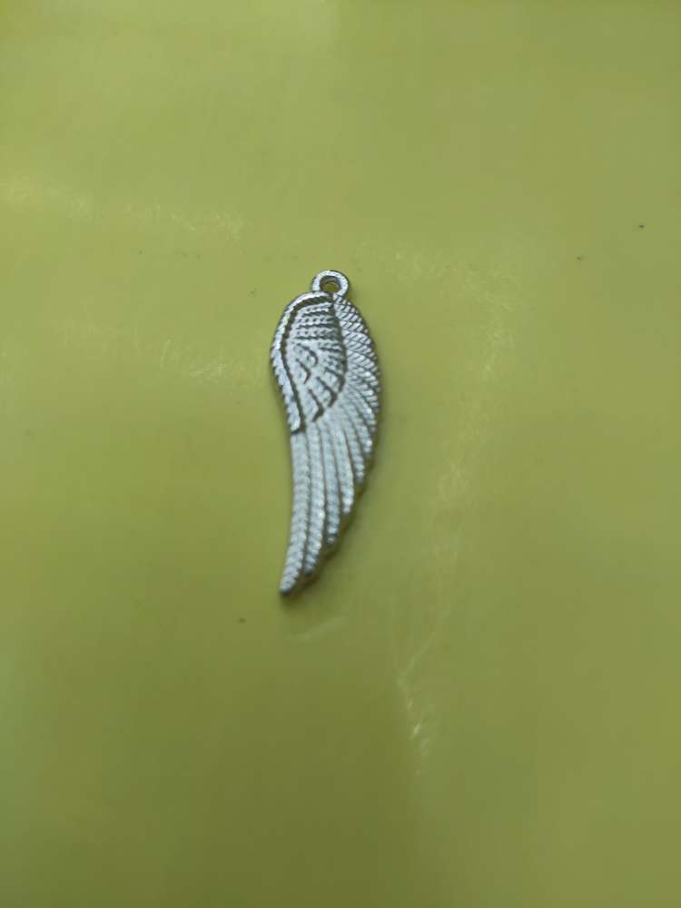 H710, approximately 38MM in length, 12MM in width, 3MM in thickness, with a hole diameter of 2MM, made of CCB material and electroplated with white k details Picture