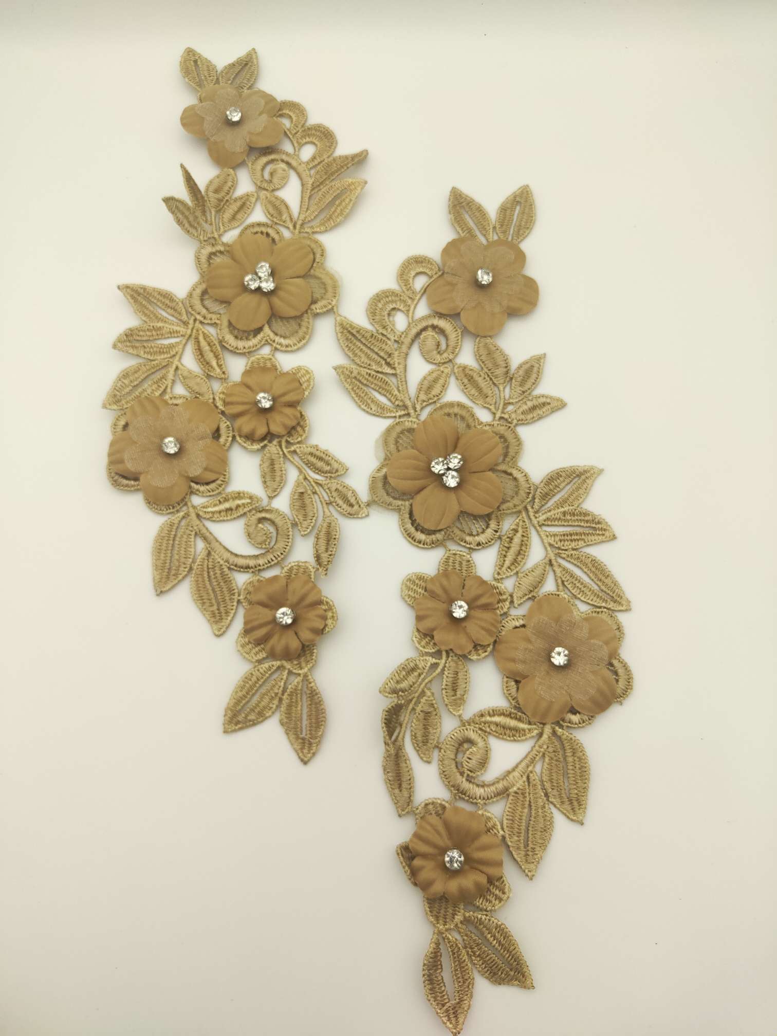 Polyester-polyester double-flower hand-stitched beaded flower clothing accessories, DIY collar flower wedding dress decoration 1-3 Application Scenario