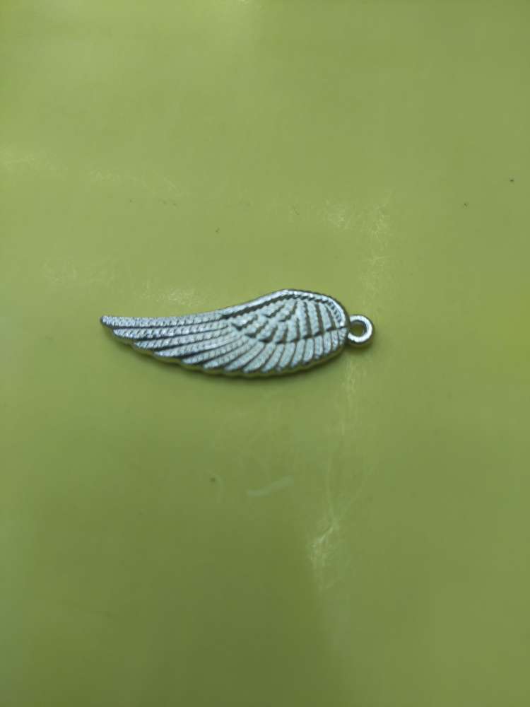 H710, approximately 38MM in length, 12MM in width, 3MM in thickness, with a hole diameter of 2MM, made of CCB material and electroplated with white k Application Scenario