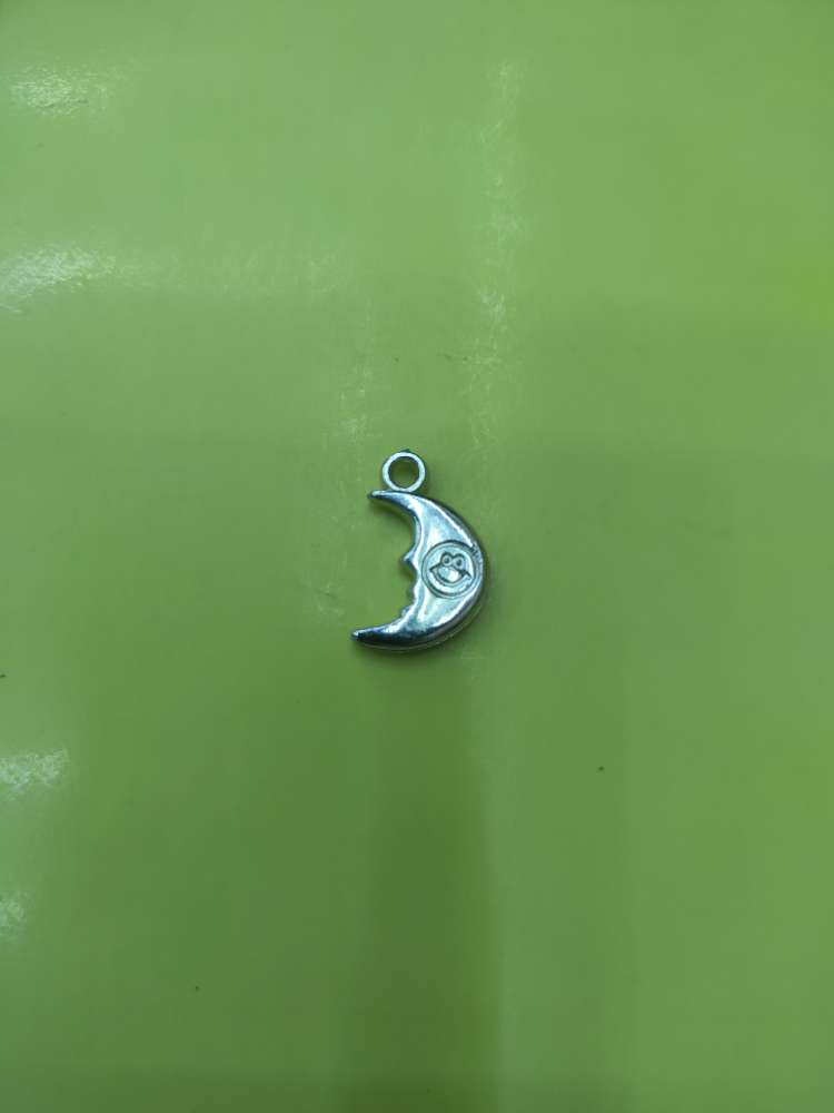 H638 moon-shaped, approximately 20MM in length, 13MM in width, 3MM in thickness, with a diameter of 2MM, electroplated white K Specification image