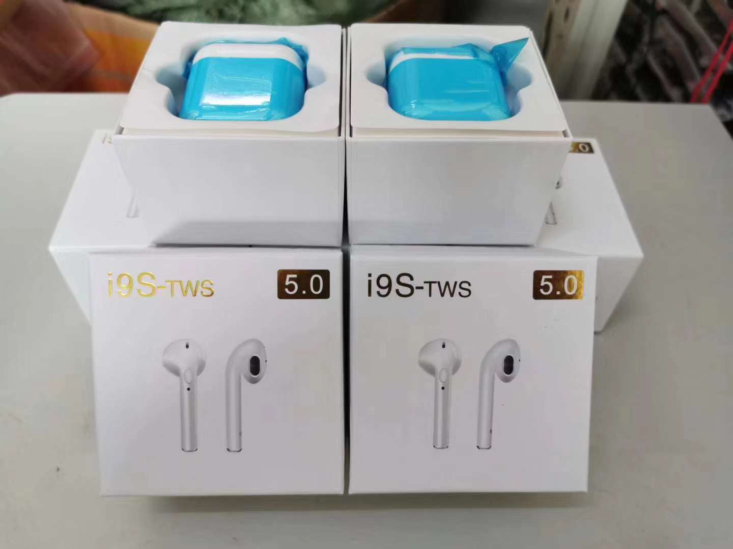 i9s蓝牙耳机白底实物图
