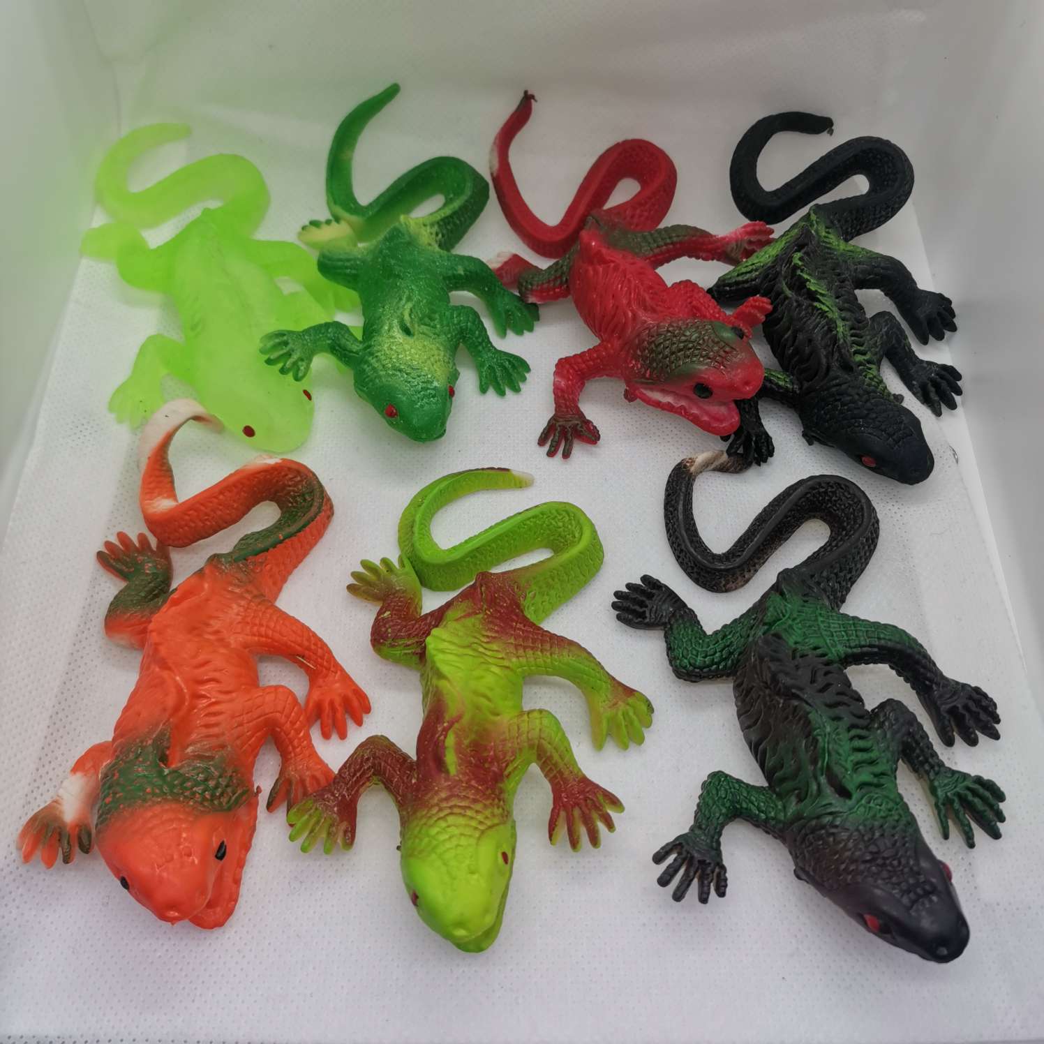 抖音快手热销爆款仿真动物系列网红地推夜市儿童认知玩具整蛊恐怖玩具厂家直销新款变色龙