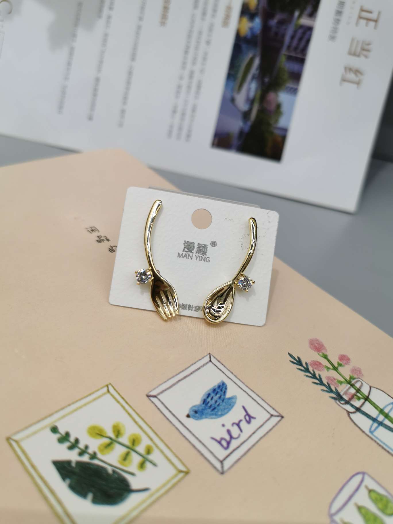 2020 new asymmetrical earrings, trendy accessories, popular accessories, girls' earrings and jewelry details Picture