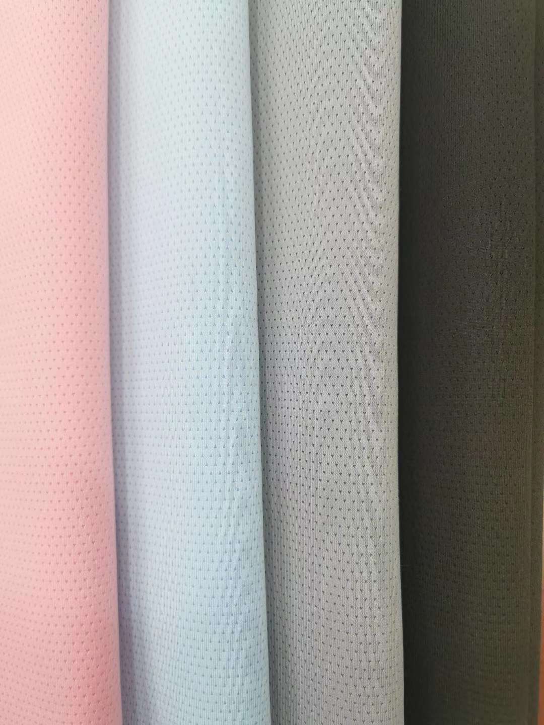 The air layer is suitable for making masks, suits, overalls and other comfortable and stylish fabrics thumbnail