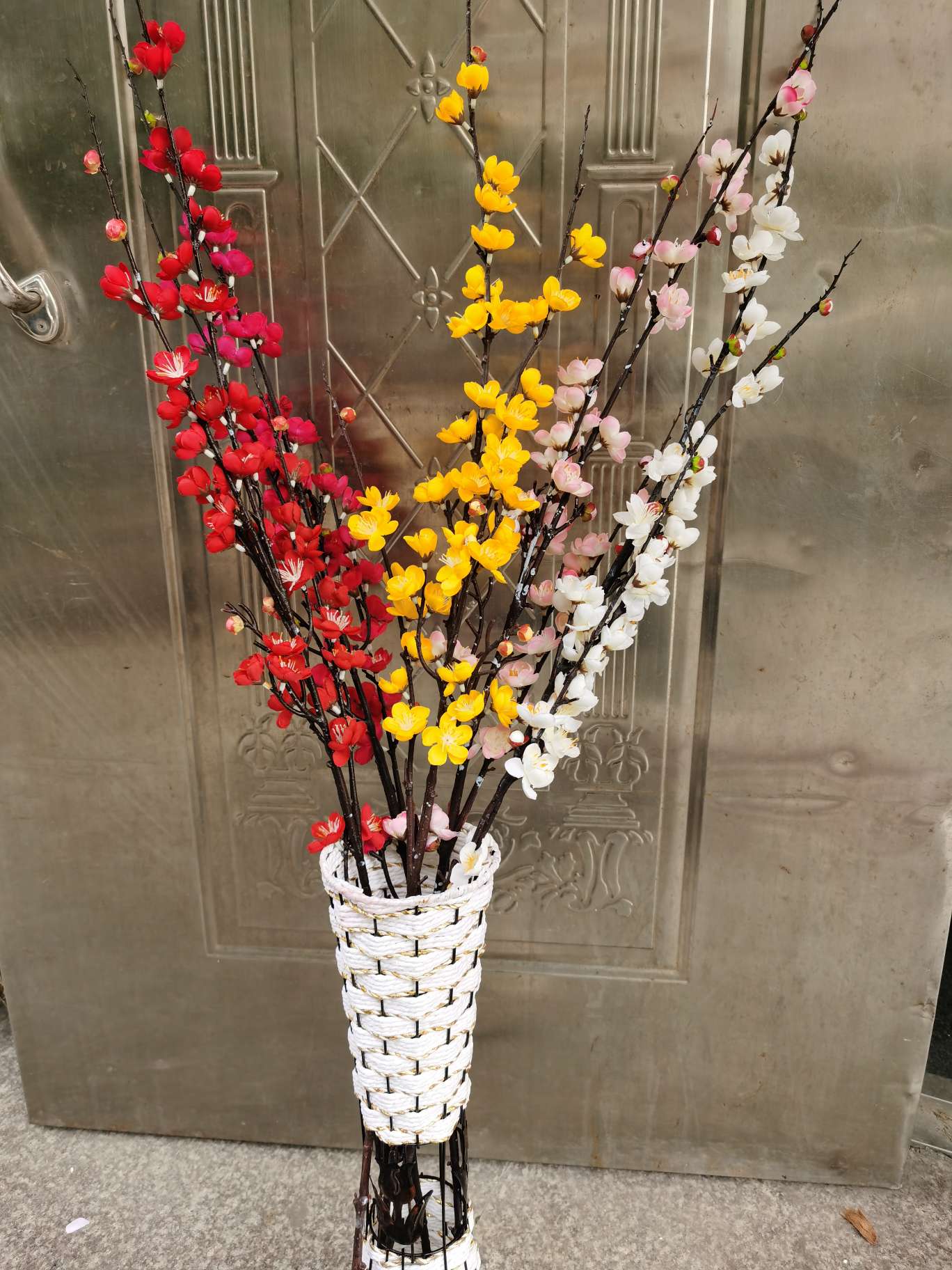 Long plum blossom branches are excellent artificial plant decorations
