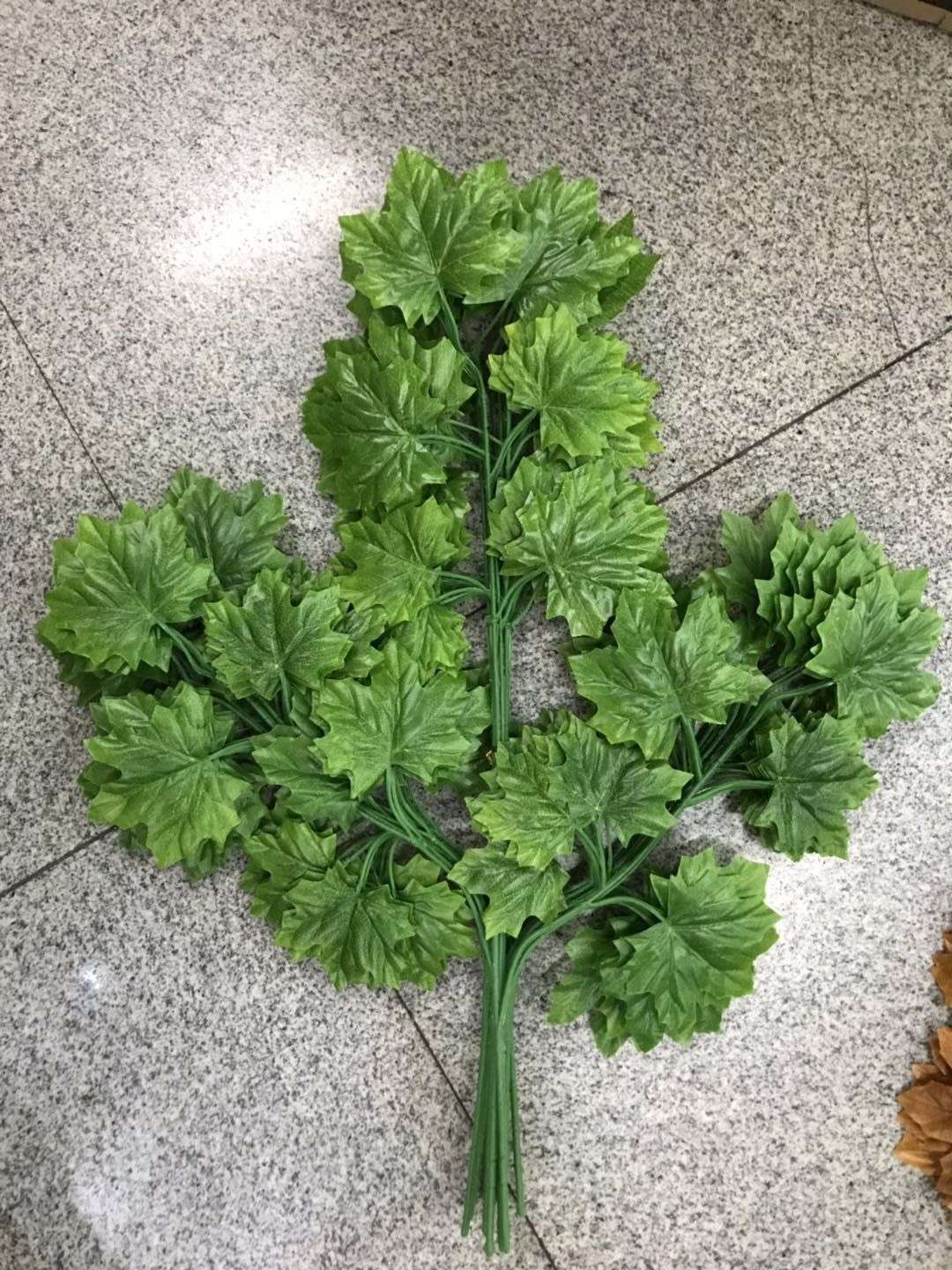 A fine artificial plant decoration, the three-pronged branch green maple details Picture