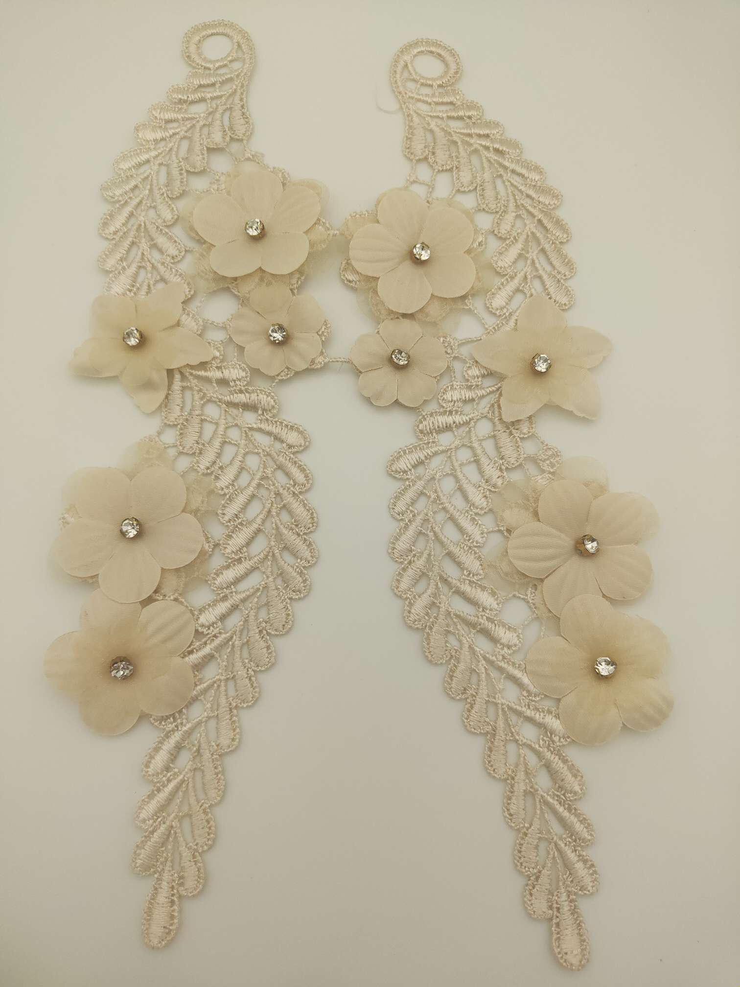 Polyester-polyester double-flower hand-stitched beaded flower clothing accessories, DIY collar flower wedding dress decoration 1-9 Application Scenario